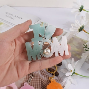 Portachiavi I Love MOM in acrilico con perla bianca e scritte blu per la festa della mamma