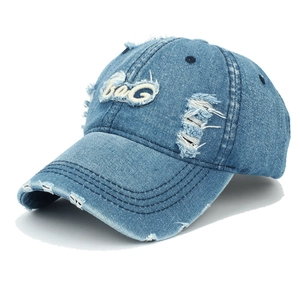 Detailansicht der hellblauen Jeans-Basecap mit b&G-Stickerei und Destroyed-Effekt