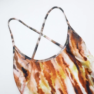 Dettaglio spalline incrociate e tessuto satin tie-dye dell'abito estivo