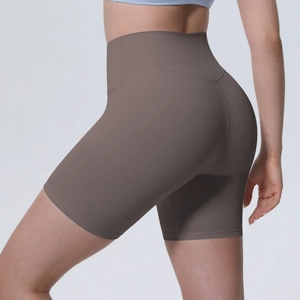 Vue latérale du short de yoga taille haute café foncé avec design galbant sans couture