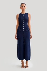 Détails de la robe longue sans manches en maille bleu foncé avec boutons sur le devant