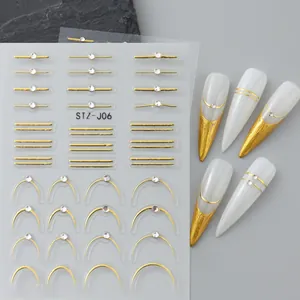 Détail macro de stickers ongles 5D dorés en relief avec strass 3D et motifs de lignes