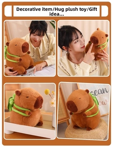 Detail von Capybara Plüschtier mit weichem braunem Fell und grünem Rucksack-Accessoire