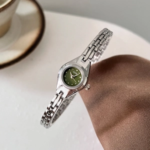 Montre GEDI pour femme avec cadran vert et bracelet chaîne argentée sur fond blanc