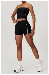 Détail du short de yoga taille haute avec coutures contrastées et tissu élastique mat