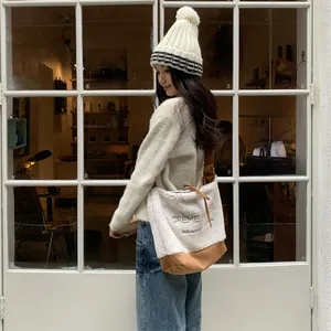 Sac fourre-tout en peluche d'hiver avec broderie CRÈME, polaire blanche et toile brune