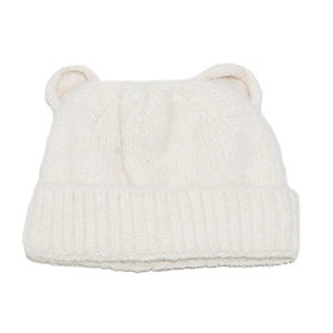 Dettaglio del cappello in maglia bianco crema con orecchie da orso e trama a coste