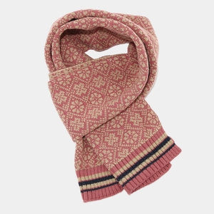 Détail d'une écharpe en tricot rose avec motif jacquard rétro et poignets côtelés