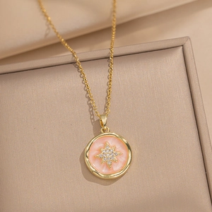 Goldene Sternen-Halskette mit rosa Emaille-Anhänger und Zirkonia-Inlay auf O-Kette