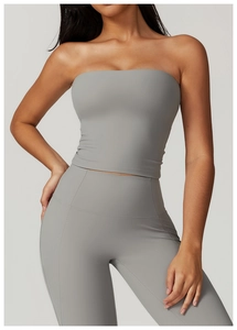 Détail du haut bandeau de yoga gris et du legging taille haute en tissu à séchage rapide