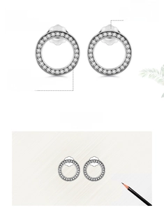 Nahaufnahme der S925 Sterling Silber Ohrstecker mit funkelnden 5A Zirkonia Steinen