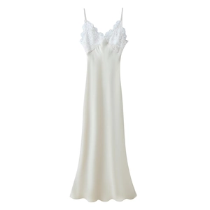 Elegante abito lungo in raso color crema con inserti in pizzo e spalline sottili