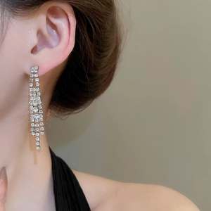 Gros plan de boucles d'oreilles pendantes argentées avec diamants zircon sur un mannequin