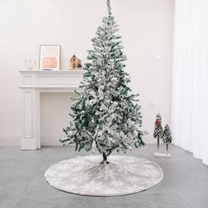Jupe de sapin de Noël grise à motifs flocons et sapin artificiel enneigé assorti