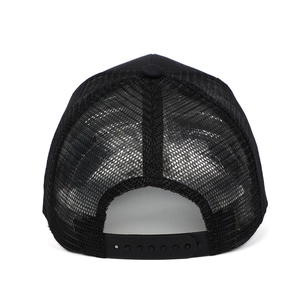Vista trasera de gorra trucker de malla negra con cierre snapback ajustable para exteriores