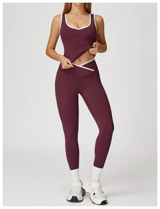 Detail van hoge taille yoga legging met bordeaux gekruiste taille en witte biesjes