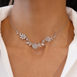 Gros plan détaillé d'un collier de fleurs argentées avec pétales sur un mannequin