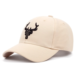 Vue latérale de la casquette beige avec un logo de tête de cerf brodé en noir