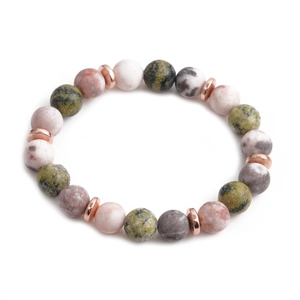 Dettaglio del bracciale di perle in pietra naturale 10mm con distanziali oro rosa
