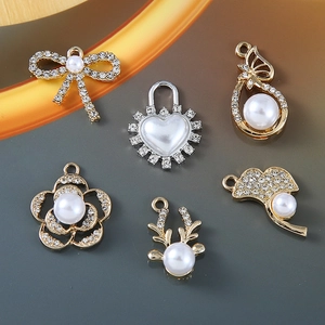 Set di sei ciondoli in lega oro e argento con perle finte e strass per gioielli fai da te
