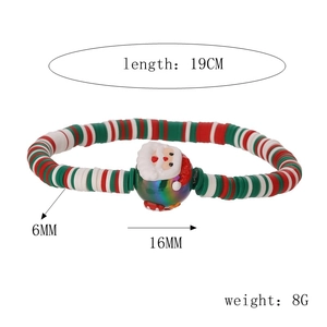 Détail du bracelet de Noël avec breloque Père Noël et perles en pâte polymère rouge et vert