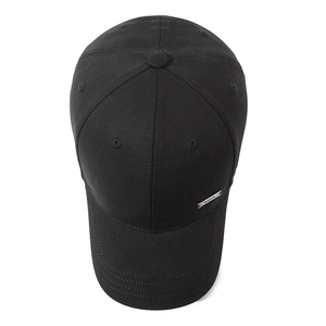 Berretto da baseball nero classico da uomo con dettaglio metallico e visiera cucita