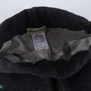 Primo piano del girovita di pantaloni sportivi in cotone grigio da bambino con etichetta