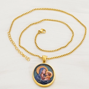 Dettaglio del ciondolo ovale Vergine Maria in oro 18k con catena box e chiusura a moschettone