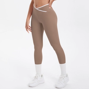 Détail du legging de yoga taille haute avec taille croisée en V de couleur blanche