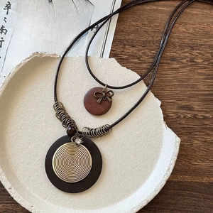 Collana lunga stile zen con ciondoli in legno e accenti metallici vintage