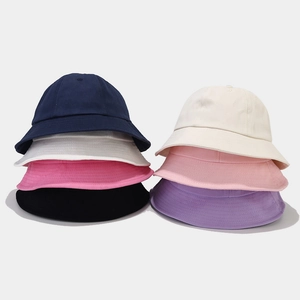 Plusieurs couleurs de bobs en coton avec options bleu marine, rose et beige incluses