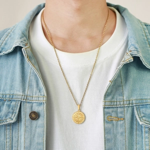 Nahaufnahme einer goldenen Kompass-Münz-Halskette an einem Modell für einen edlen Look