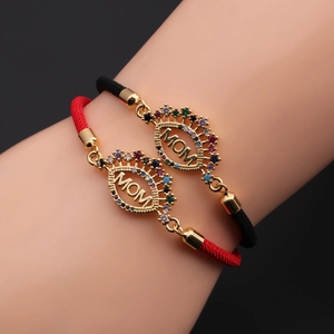 Detail eines verstellbaren MOM-Armbands mit bunten Zirkonia und vergoldetem Anhänger