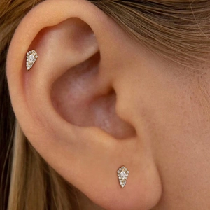 Gros plan de boucles d'oreilles en argent S925 doré avec diamants géométriques et opale
