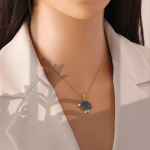 Collier vintage avec pendentif rose bleue et perle blanche sur chaîne dorée pour femme