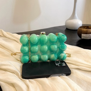 Pochette boîte en acrylique vert à texture bulles et chaîne dorée, style élégant