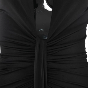 Détail d'une robe noire élégante avec décolleté en V profond et texture plissée chic