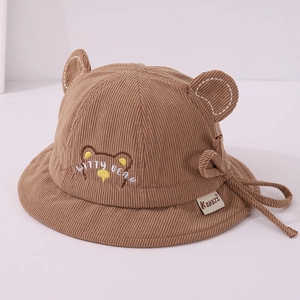 Detail eines braunen Baby-Cordhutes mit 3D-Bärenohren und Witty Bear Stickerei