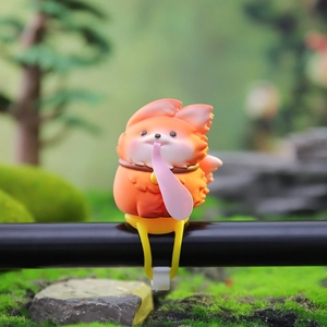Gros plan d'un mignon renard orange de décoration de guidon avec une longue langue