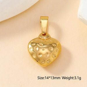 Détail du pendentif cœur doré à texture martelée, dimensions de 14x13 mm
