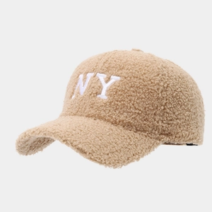 Vue détaillée de la casquette en polaire camel avec broderie blanche NY élégante