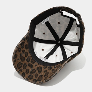 Détails de l'intérieur d'une casquette léopard avec boucle en métal et bandeau de confort