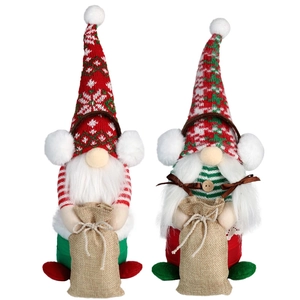 Nordisches Weihnachts-Gnom-Set mit Strickmützen und Säckchen auf weißem Hintergrund