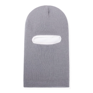 Détail macro du tricot à fines côtes et bord renforcé sur cagoule en maille gris clair