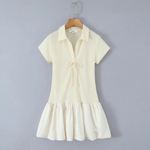 Detailaufnahme der Waffelstruktur und Kordelzug-Schleife am Polo-Kleid in Beige