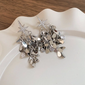 Vue détaillée de boucles d'oreilles étoile argentées avec zircon et pampilles gouttes