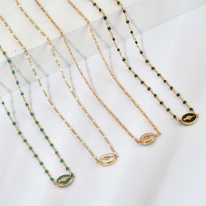 Collier fin en acier inoxydable avec perles colorées et pendentif dauphin ovale