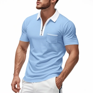 Detail eines hellblauen Golf-Poloshirts mit Reißverschluss und weißem Kontrastkragen
