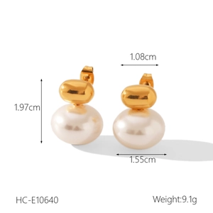 Detailed view of French vintage pearl earrings with measurements 1.97cm and 1.55cm