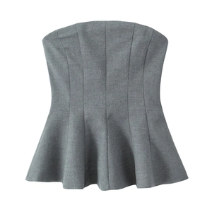 Haut bustier gris avec ourlet à basque structuré et texture de tissu de costume